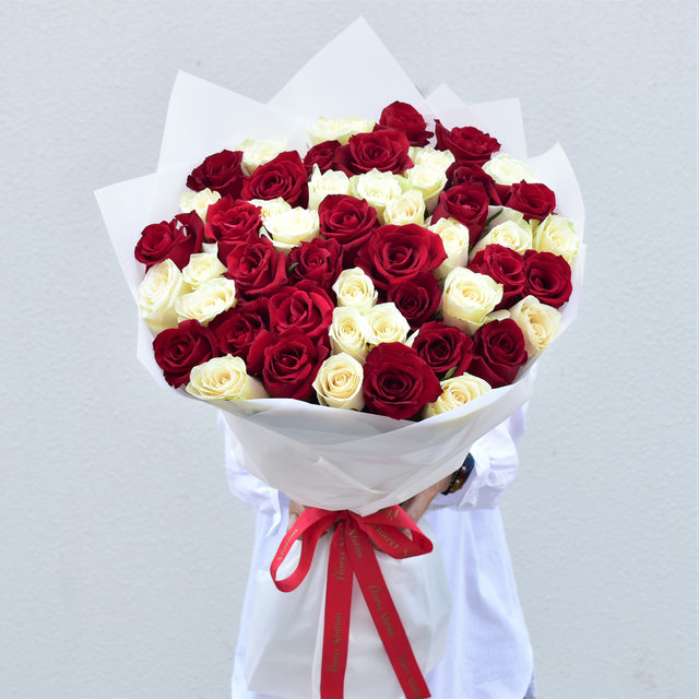 red and white rose bouquet - flower station dubai