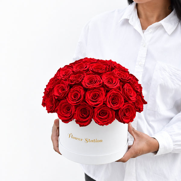 forever red roses in a hatbox
