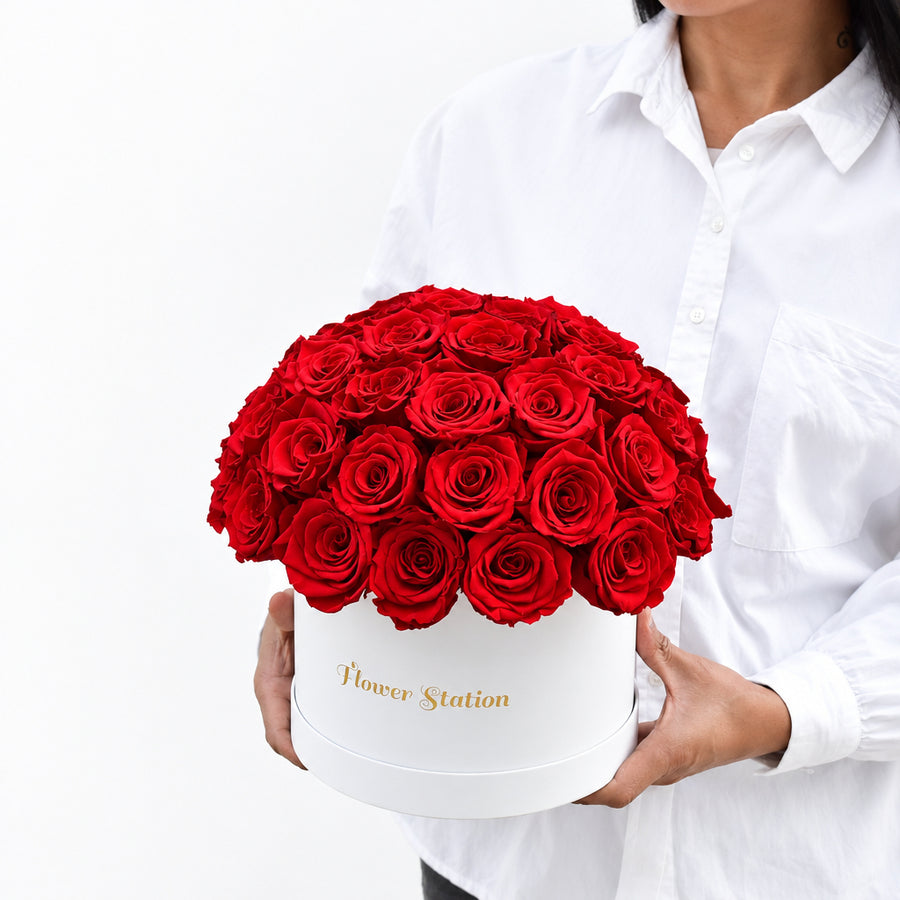 forever red roses in a hatbox
